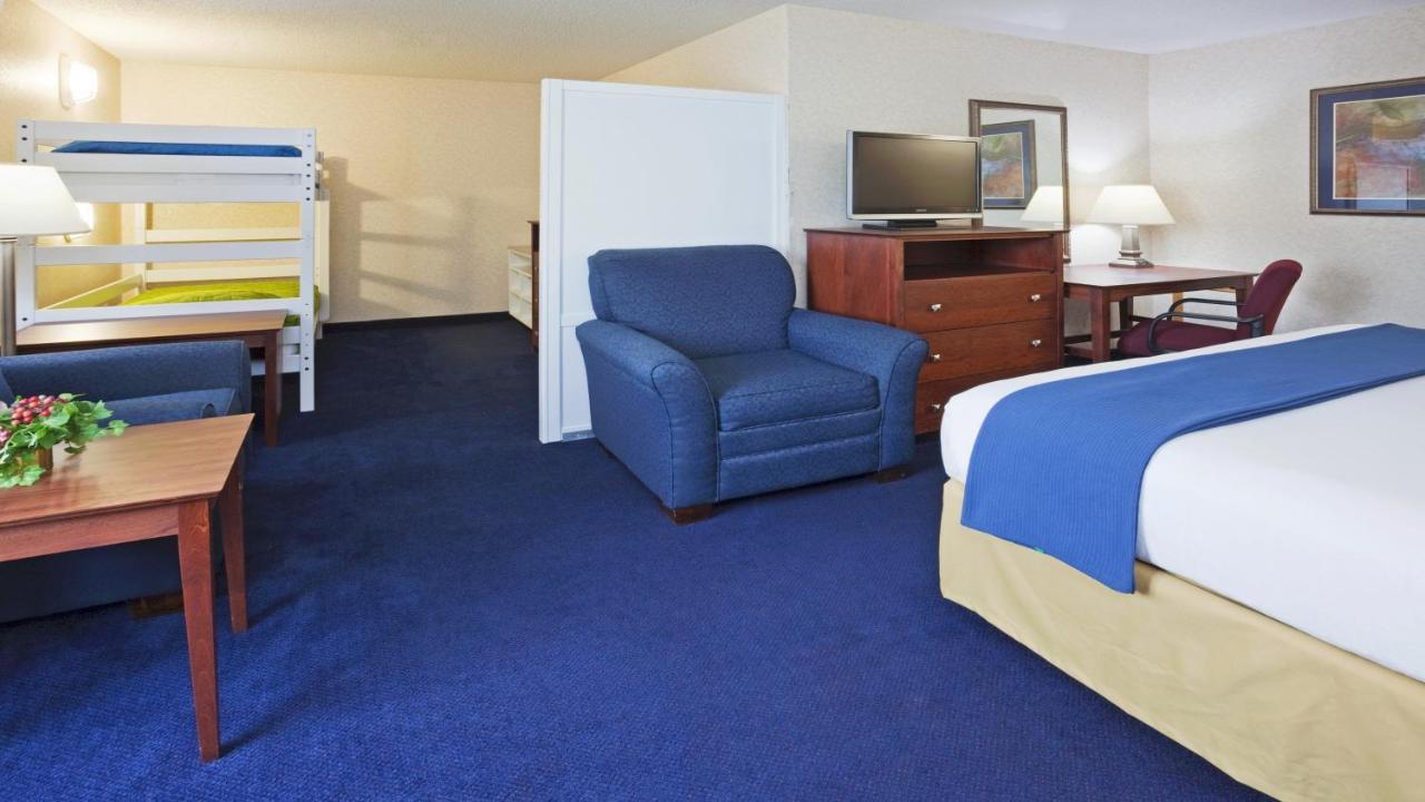 Holiday Inn Express Deforest By Ihg Экстерьер фото