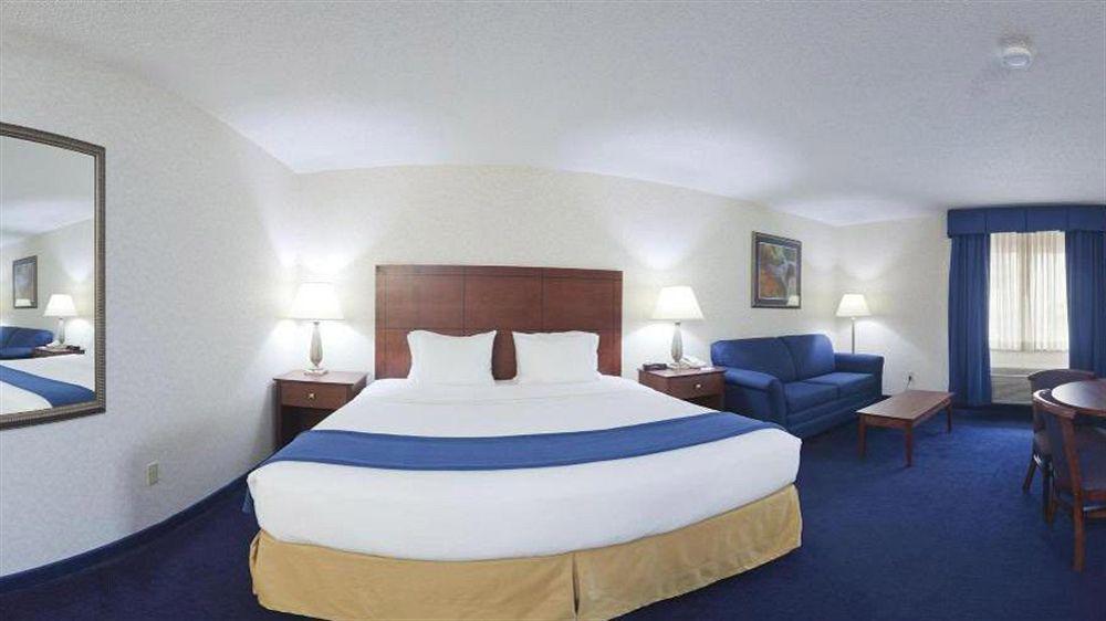 Holiday Inn Express Deforest By Ihg Экстерьер фото