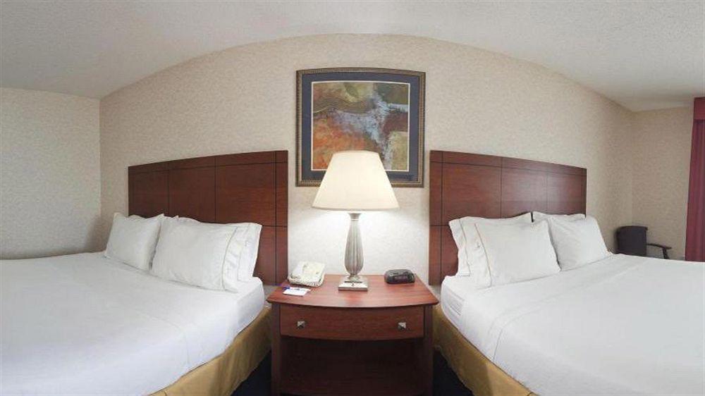 Holiday Inn Express Deforest By Ihg Экстерьер фото