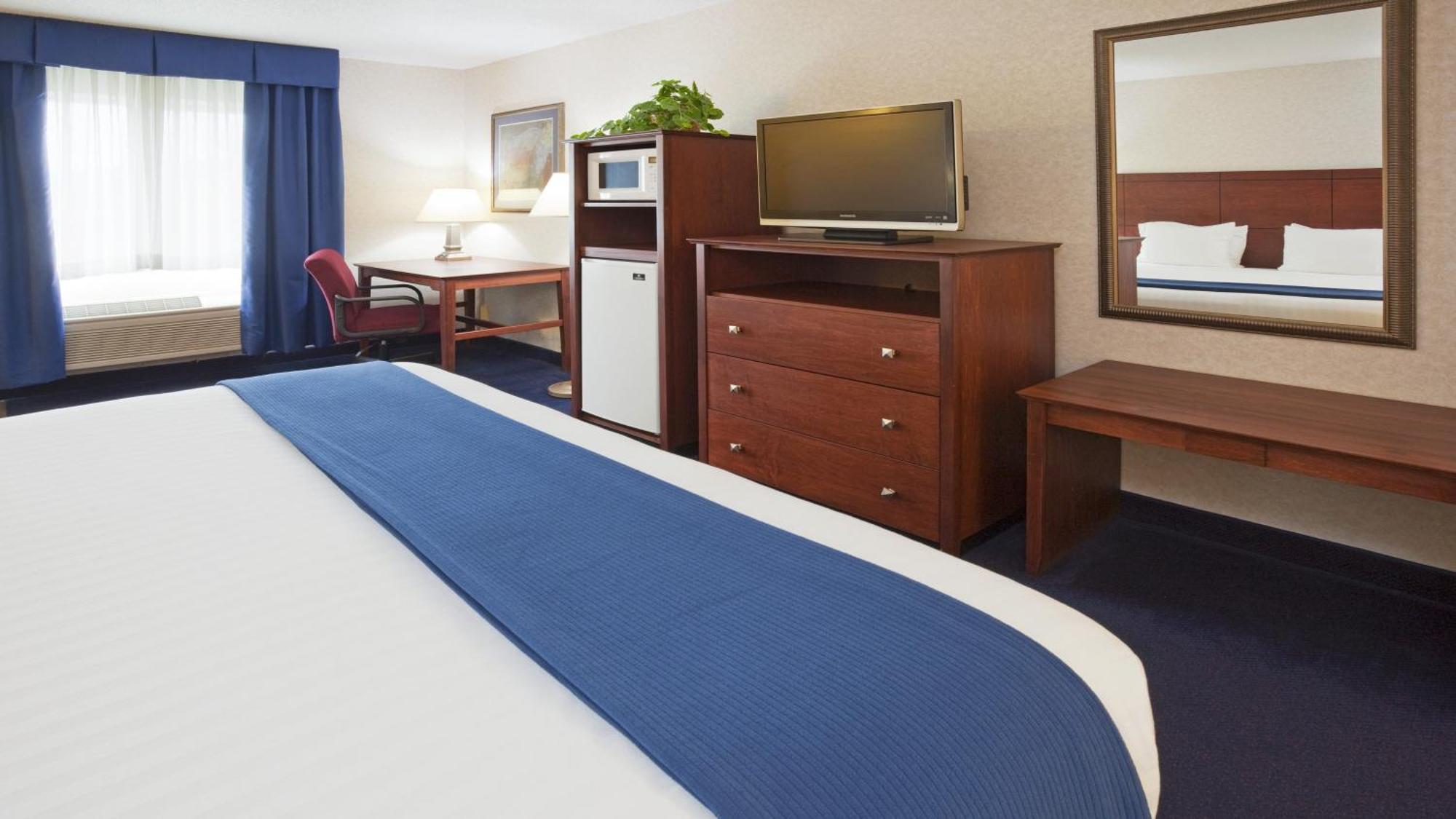 Holiday Inn Express Deforest By Ihg Экстерьер фото