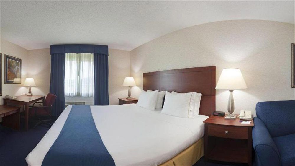 Holiday Inn Express Deforest By Ihg Экстерьер фото