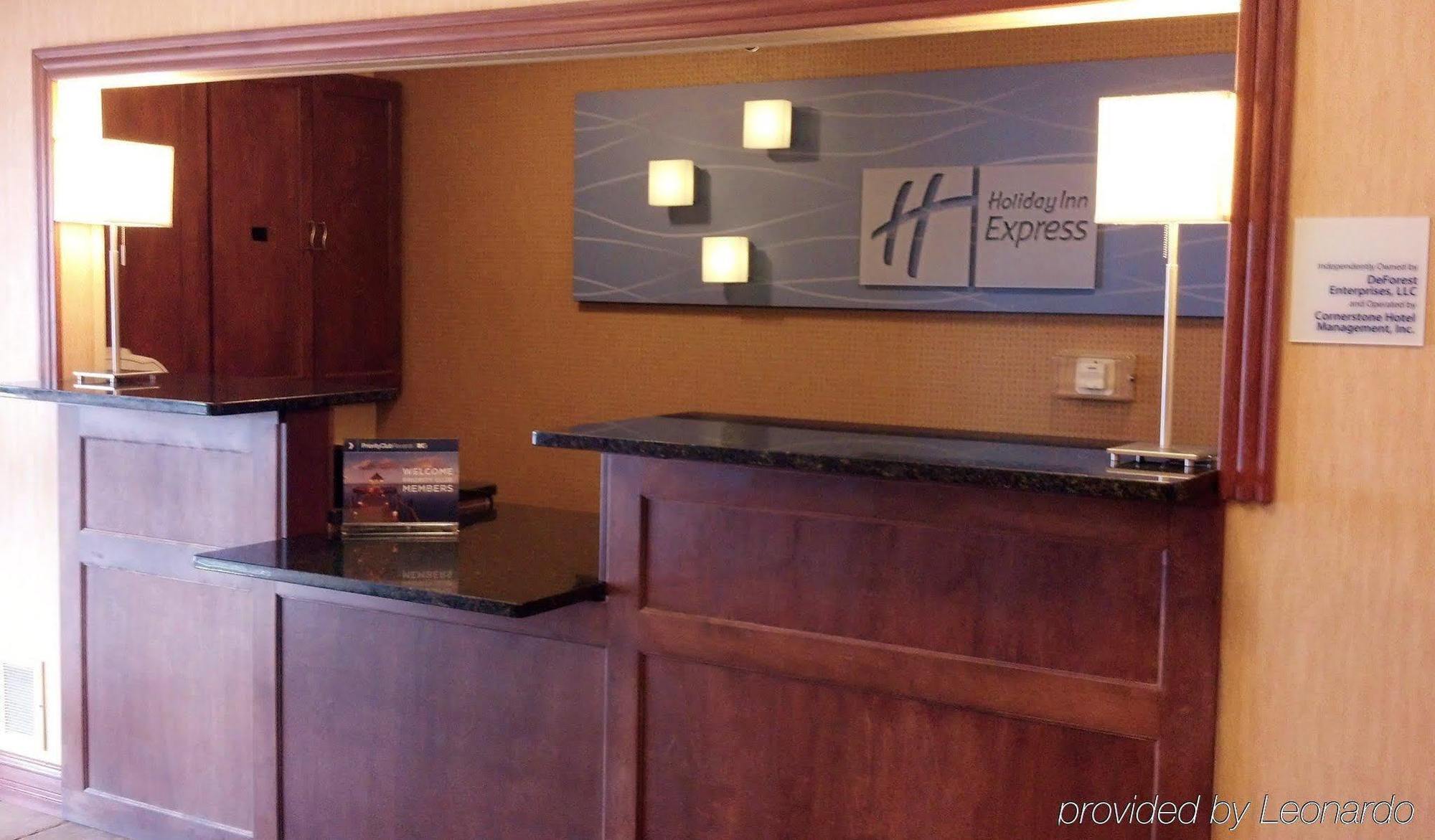 Holiday Inn Express Deforest By Ihg Экстерьер фото