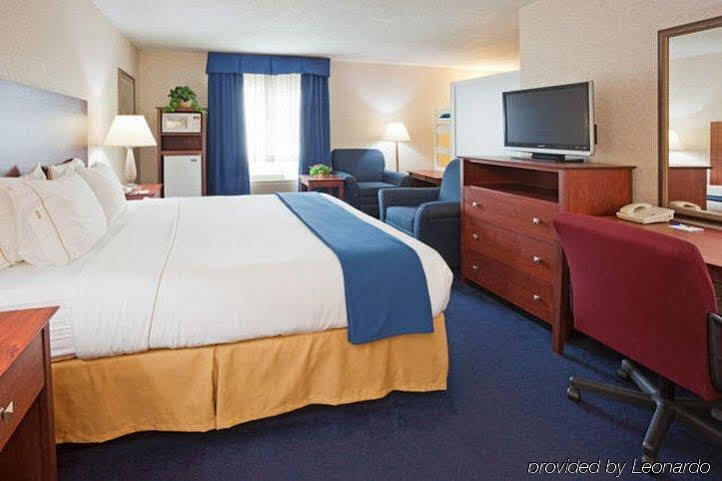Holiday Inn Express Deforest By Ihg Экстерьер фото