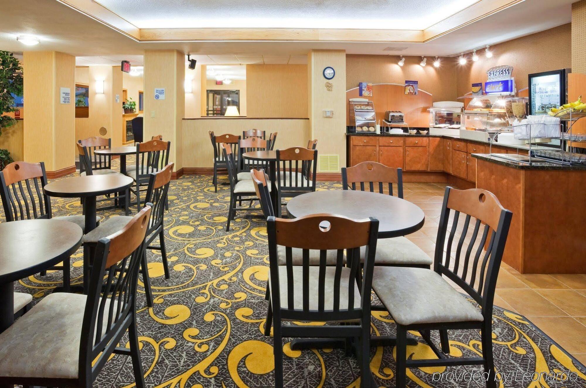 Holiday Inn Express Deforest By Ihg Экстерьер фото