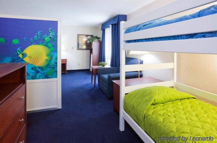 Holiday Inn Express Deforest By Ihg Экстерьер фото